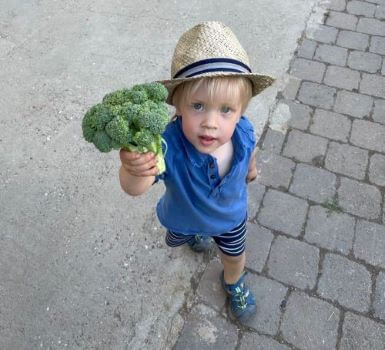 Kind mit Brokkoli